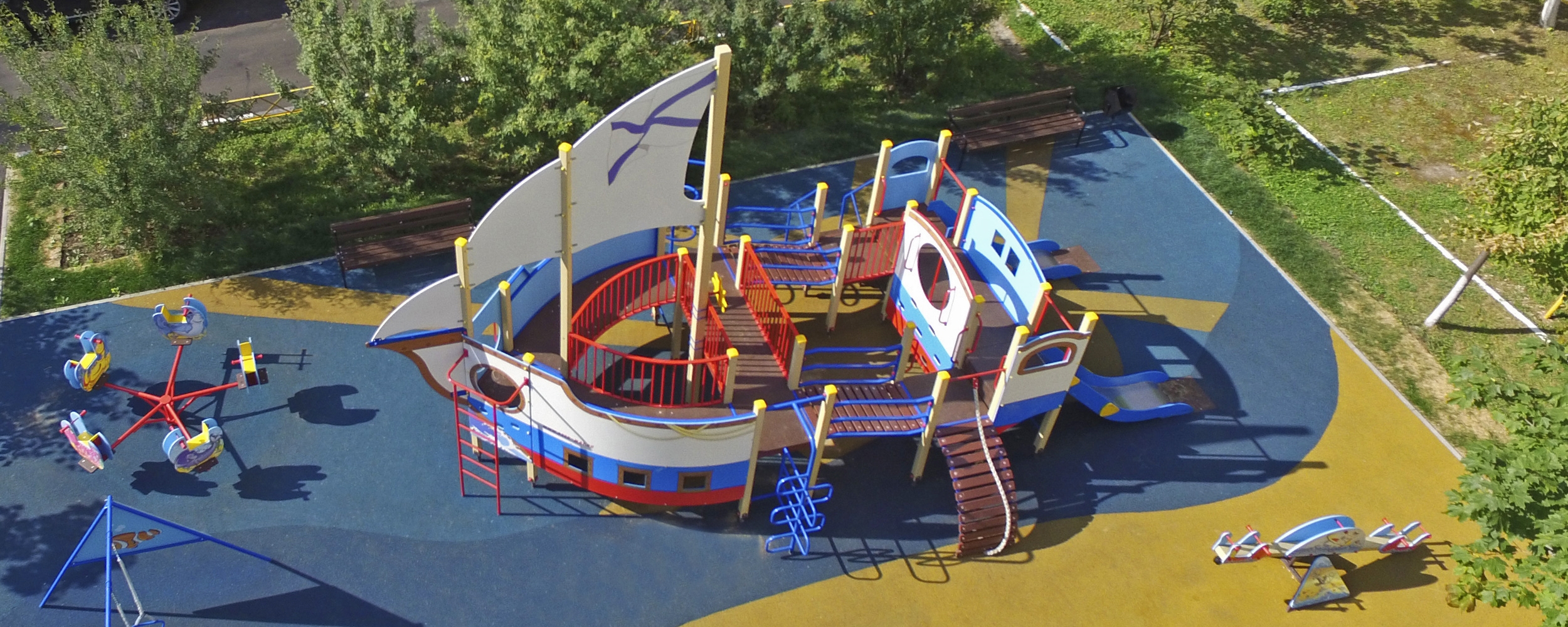 Детские площадки в виде корабликов, машинок и самолетов — транспортная  тематика