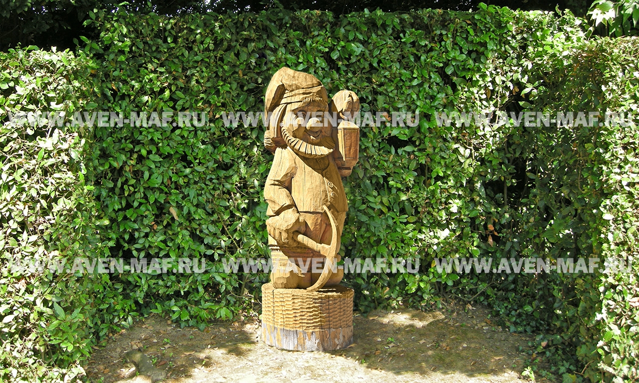 Деревянная фигура "Гном с киркой"